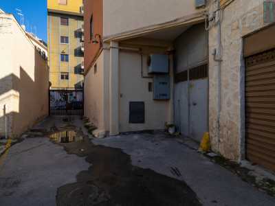 L�edificio � molto grande, pi� di quanto appaia dall�esterno: di fatto la sua parte posteriore si estende per tutta la via. Per entrarvi infatti dobbiamo tornare all�inizio della strada, l� dove un portone in ferro...